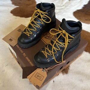 Danner Mountain Light Gore-tex Waterproof Hiking Boots, Women's size 6.5
